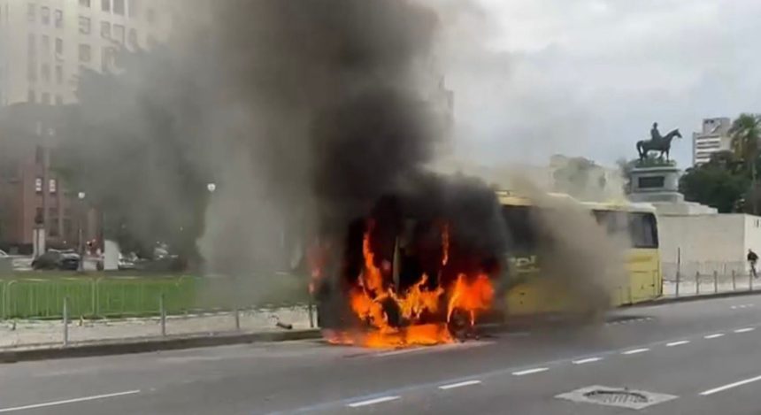 Ônibus pega fogo em frente ao Palácio Duque de Caxias
