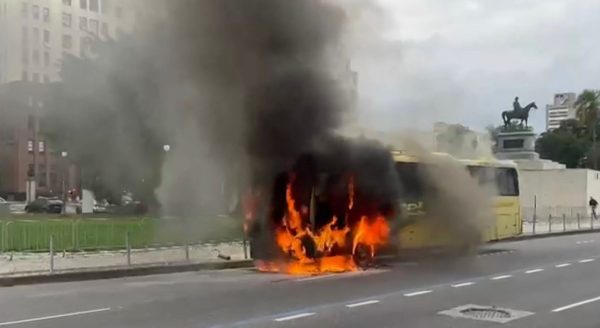 Ônibus pega fogo em frente ao Palácio Duque de Caxias