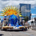 Carros alegóricos na Avenida Presidente Vargas, preparados para o desfile de Carnaval de 2024
