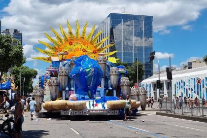 Carros alegóricos na Avenida Presidente Vargas, preparados para o desfile de Carnaval de 2024