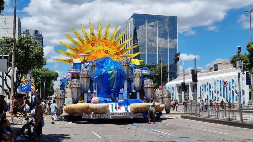 Carros alegóricos na Avenida Presidente Vargas, preparados para o desfile de Carnaval de 2024