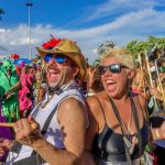 Foliões se divertem num bloco de carnaval no Rio de Janeiro