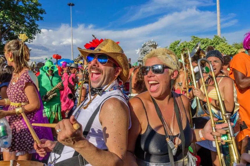 Foliões se divertem num bloco de carnaval no Rio de Janeiro