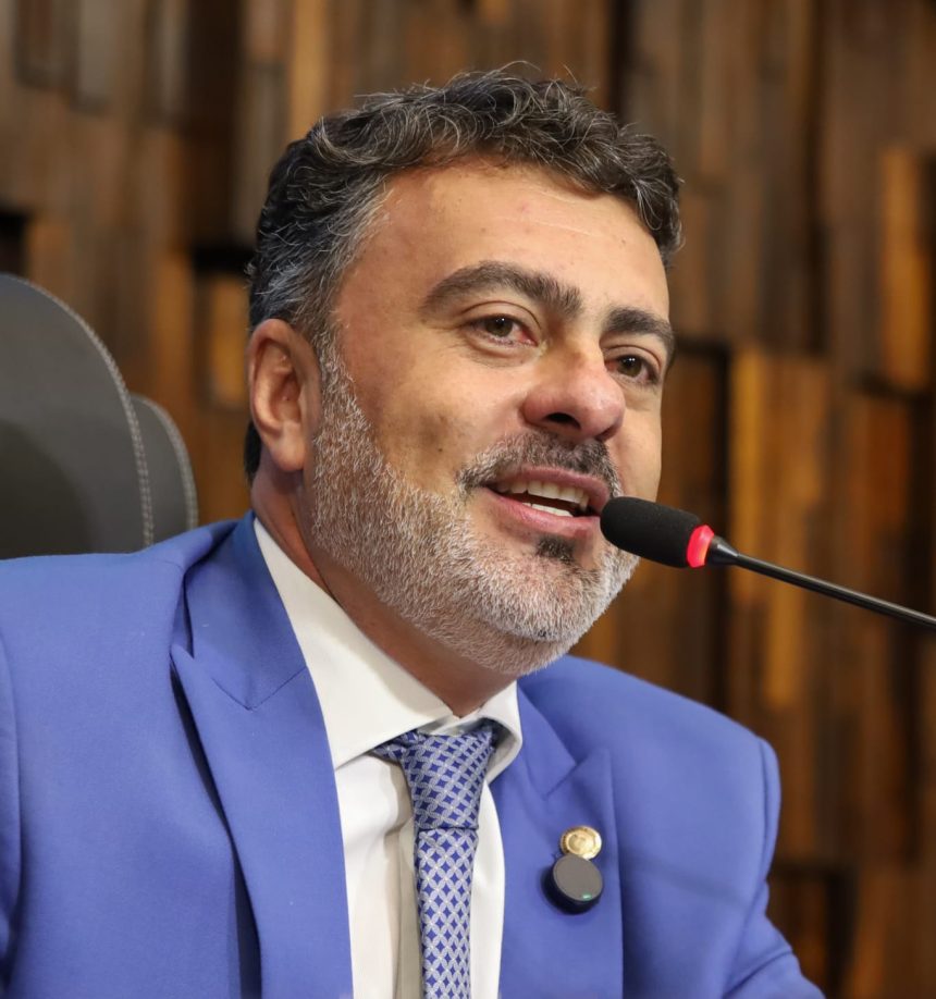 Deputado Vitor Junior entrega a liderança do PDT na Alerj