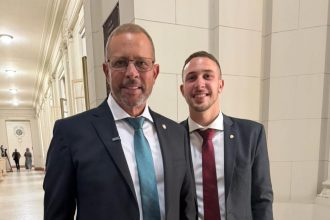 O presidente em exercício da Alerj, Guilherme Delaroli, e o filho, o presidente da Câmara e prefeito em exercício de Itaboraí, João Delaroli