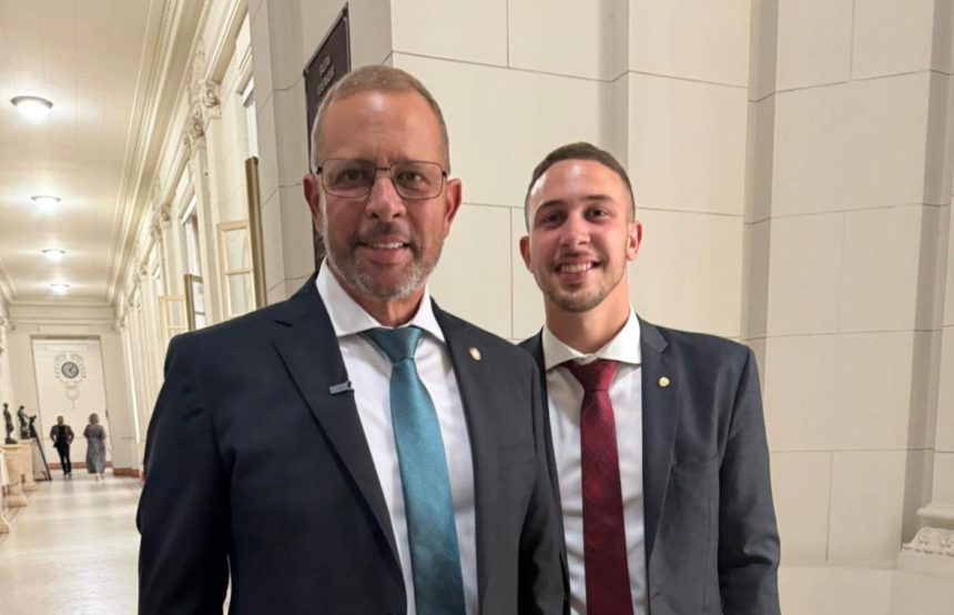 O presidente em exercício da Alerj, Guilherme Delaroli, e o filho, o presidente da Câmara e prefeito em exercício de Itaboraí, João Delaroli