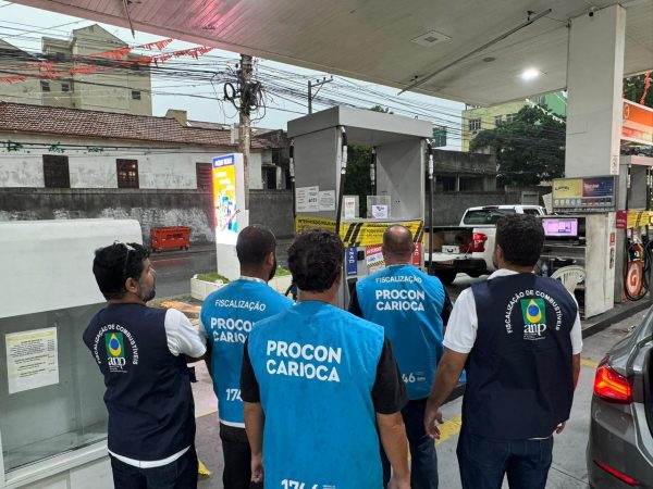 Posto é interditado no Rocha por usar microchips para fraudar bombas de combustível