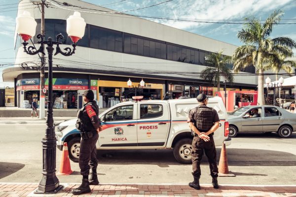 Em Maricá, a conta que fecha — com bons números na segurança pública 58 Dois policiais, pagos pelo Proeis, montam guarda numa rua do município de Maricá