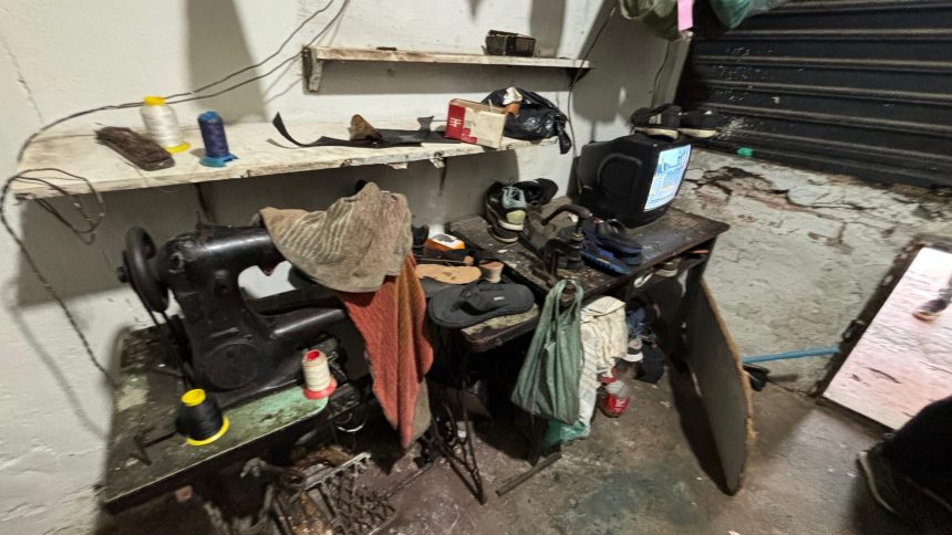 Agentes da prefeitura encontraram idoso em imóvel com quatro metros quadrados