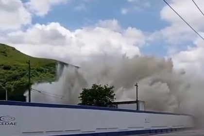 Água jorrou após rompimento de adutora no Sistema Guandu da Cedae