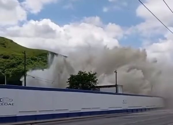 Água jorrou após rompimento de adutora no Sistema Guandu da Cedae