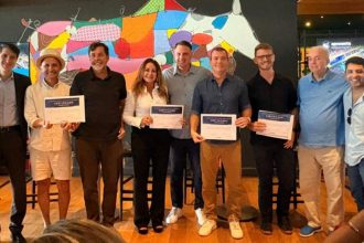 O vereador Rafael Aloisio Freitas e o pessoal da Apresenta, que reúne produtores de eventos no Rio