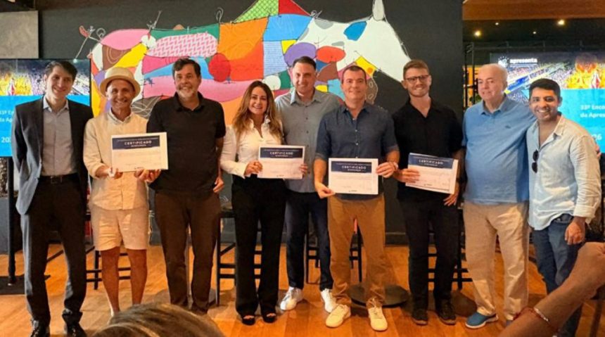 O vereador Rafael Aloisio Freitas e o pessoal da Apresenta, que reúne produtores de eventos no Rio