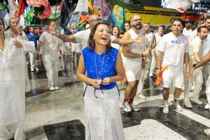 Janja, primeira-dama de Lula em ensaio na Marquês de Sapucaí