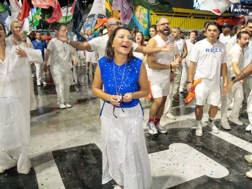 Janja, primeira-dama de Lula em ensaio na Marquês de Sapucaí