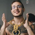 Puterrier com os cordões que foram roubados nos acessos da Sapucaí