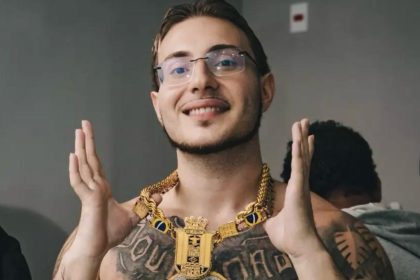 Puterrier com os cordões que foram roubados nos acessos da Sapucaí