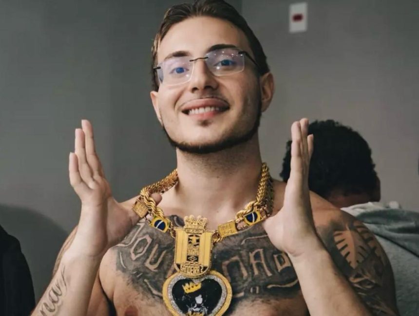 Puterrier com os cordões que foram roubados nos acessos da Sapucaí