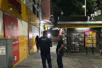 Fiscais do CREA onde caiu andaime em Copacabana