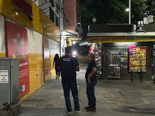 Fiscais do CREA onde caiu andaime em Copacabana