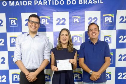 Os vereadores Rogério Amorim e Gigi Castilho, e o senador e presidente municipal do PL, Bruno Bonett