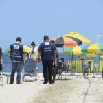 Agentes da Seop realizando ação de fiscalização de barracas na orla do Rio