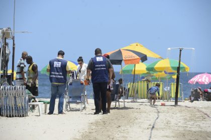 Agentes da Seop realizando ação de fiscalização de barracas na orla do Rio