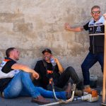 Família Delaroli põe o bloco da limpeza nas ruas de Itaboraí