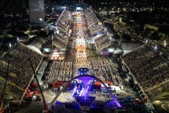 O Sambódromo da Sapucaí foi palco do primeiro dia de desfiles das escolas do Grupo Especial