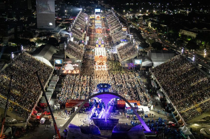 O Sambódromo da Sapucaí foi palco do primeiro dia de desfiles das escolas do Grupo Especial