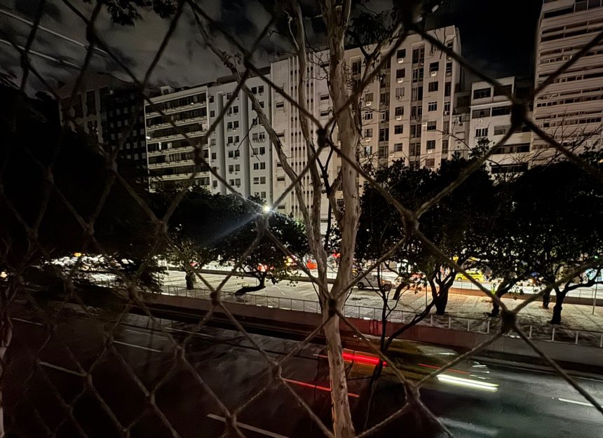 Apagão atinge ruas de Copacabana e do Leme; moradores estão há mais de 8 horas sem luz