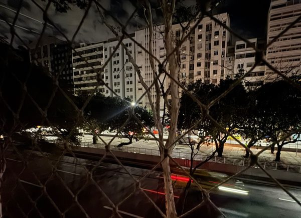 Apagão atinge ruas de Copacabana e do Leme; moradores estão há mais de 8 horas sem luz