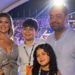 O governador Cláudio Castro, a primeira-dama Analine, e os filhos, no camarote do governo do estado na Marquês de Sapucaí no domingo do carnaval de 2026