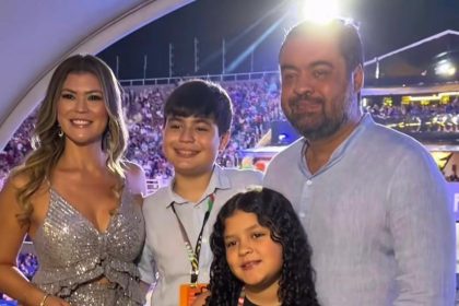 O governador Cláudio Castro, a primeira-dama Analine, e os filhos, no camarote do governo do estado na Marquês de Sapucaí no domingo do carnaval de 2026