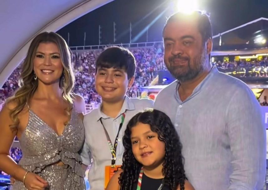 O governador Cláudio Castro, a primeira-dama Analine, e os filhos, no camarote do governo do estado na Marquês de Sapucaí no domingo do carnaval de 2026