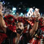 O secretário de Conservação da Prefeitura do Rio, Diego Vaz, na Marquês de Sapucaí, no carnaval de 2026