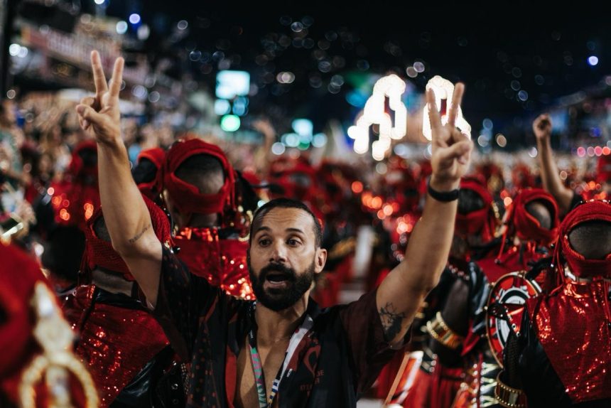 O secretário de Conservação da Prefeitura do Rio, Diego Vaz, na Marquês de Sapucaí, no carnaval de 2026