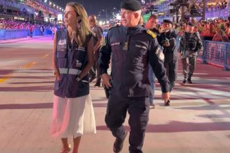 A vereadora Talita Galhardo e o secretário da PM, coronel Marcelo Menezes, na Sapucaí