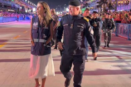 A vereadora Talita Galhardo e o secretário da PM, coronel Marcelo Menezes, na Sapucaí