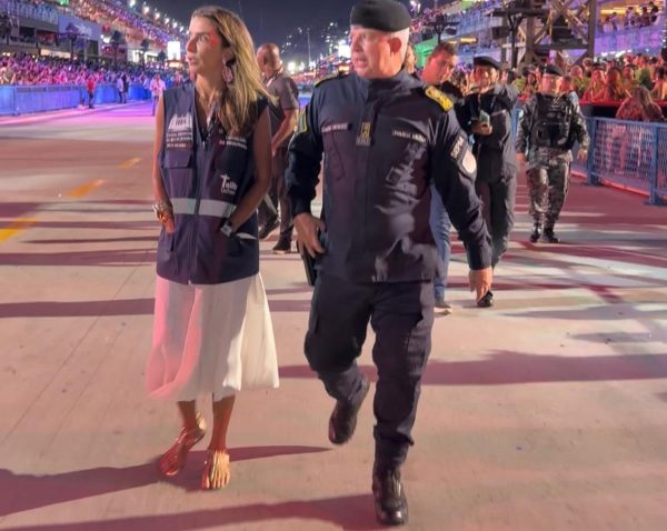 A vereadora Talita Galhardo e o secretário da PM, coronel Marcelo Menezes, na Sapucaí
