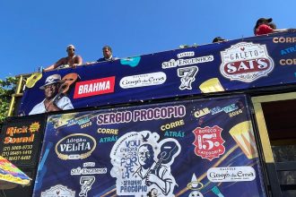 O carro de som do bloco Corre Atrás