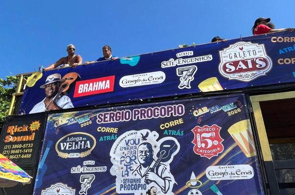 Você pensa que cachaça é água? Bloco Corre Atrás promove 'chuva da branquinha' no Leblon 54 O carro de som do bloco Corre Atrás