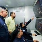 O governador Cláudio Castro no centro de comando e controle da PM na Marquês de Sapucaí