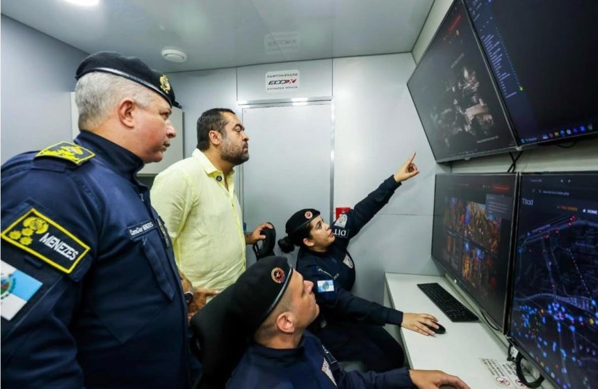 O governador Cláudio Castro no centro de comando e controle da PM na Marquês de Sapucaí