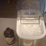 A máquina de gelo, que se tornou a mais nova paisão do meu amigo, causando até ciúmes da sua mulher.