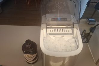 A máquina de gelo, que se tornou a mais nova paixão do meu amigo, causando até ciúmes da sua mulher.