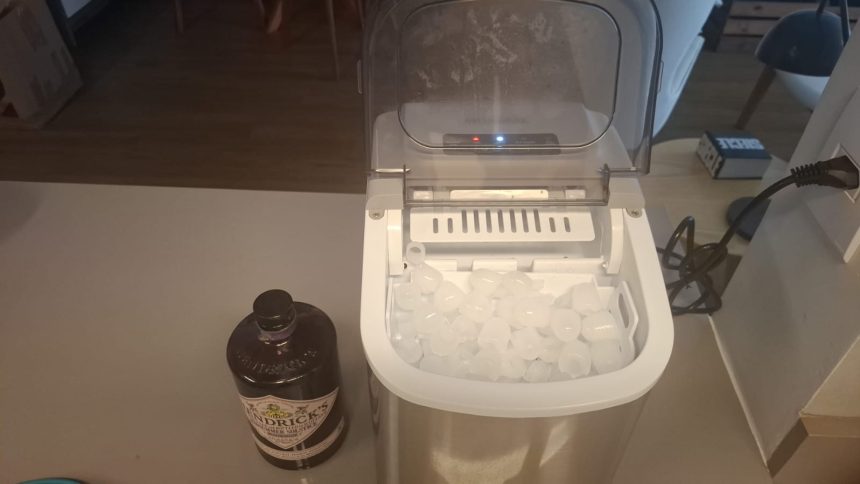 A máquina de gelo, que se tornou a mais nova paixão do meu amigo, causando até ciúmes da sua mulher.