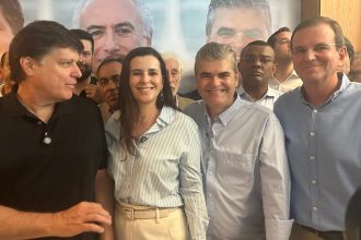 Jane Reis e Eduardo Paes posam juntos como pré-candidatos pela primeira vez.