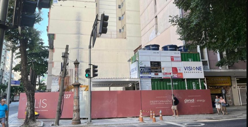 Novo prédio sendo construído em Copacabana; novas tendências do mercado imobiliário serão debatidas em encontro na sede da Fecomércio. — Foto: Tempo Real