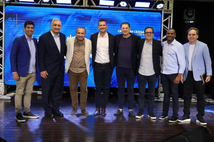 Silas Malafaia e os políticos presentes à inauguração da igreja da Assembleia de Deus Vitória em Cristo (Advec) em Cabo Frio